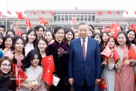 越共中央总书记、国家主席苏林与夫人同在北京越南留学生合影。图自越通社