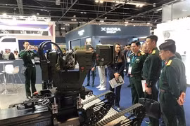 代表团参观展览。图自人民军队报