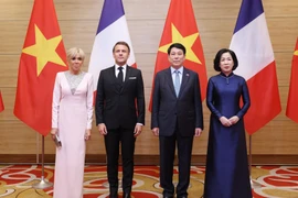 越南国家主席梁强夫妇与法兰西共和国总统埃马纽埃尔·马克龙夫妇。图自越通社