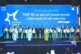 10月9日晚在河内举行的“越南十大数字技术企业”评选活动中， 2025年越南169家杰出的数字技术企业获得表彰。图自人民报