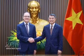 越南政府总理黎明兴与俄罗斯联邦驻越南特命全权大使根纳季·别兹杰特科。图自越通社