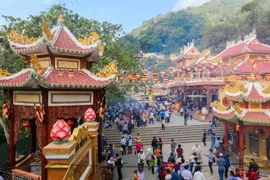 黑婆山庙会。图自tapchihuongsac.vn