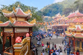 黑婆山庙会。图自tapchihuongsac.vn