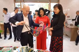 观众参观“胡志明市高平省少数民族和山区产品推介周”活动。图自人民报