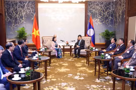 越南祖国阵线中央委员会主席裴氏明怀拜会老挝人民革命党中央委员会总书记、国家主席通伦·西苏里。图自越通社