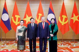 越共中央总书记苏林夫妇与老挝人民革命党中央总书记、老挝国家主席通伦·西苏里夫妇合影。图自越通社
