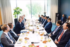 越南政府总理范明政与瑞典大型经济集团领导共进工作早餐。图自越通社