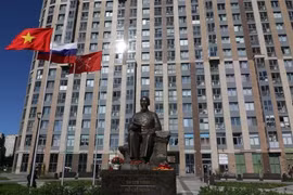 设在圣彼得堡市胡志明广场的胡志明主席塑像。图自越通社