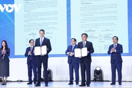 在越南政府总理范明政和副总理裴青山的见证下，胡志明市人民委员会与世界经济论坛发表关于推动越南智能制造与负责任工业转型的联合声明。图自越南之声