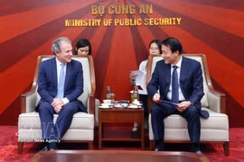 公安部长梁三光大将会见美国罗森集团首席执行官丹尼尔·罗森。图自越通社