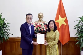 越南外交部副部长黎氏秋姮7月2日向韩国《金融新闻》颁发设立常驻越南代表处的许可证。图自越南外交部