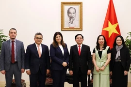 双方代表合影。图自越通社