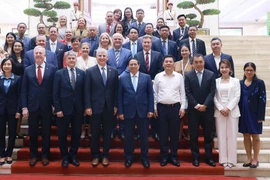 范明政总理与美国—东盟商务理事会企业代表团合影。图自越通社