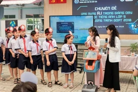 胡志明市第十二郡张定小学组织“在五年级学生英语教学中应用AI”专题研讨会。图自越南人民报