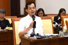 财政部税费政策管理与监督局副局长张伯俊回答记者的提问。图自越通社