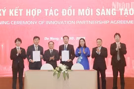 各单位之间的创新合作签约仪式。图自人民报