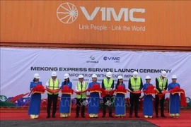 芹苴市开通“Mekong Express”内河集装箱运输航线。图自越通社
