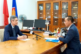 越南驻柬埔寨大使阮明羽（左）接受越通社驻金边记者采访。图自越通社