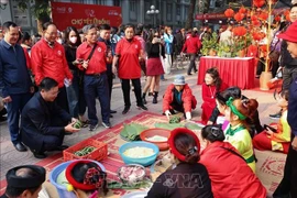 河内市“零越盾春节集市”为2000名贫困者送温暖。图自越通社