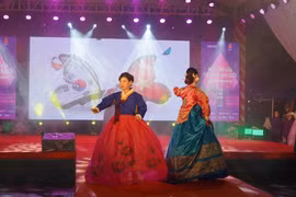 韩国传统服装秀场。图自越通社