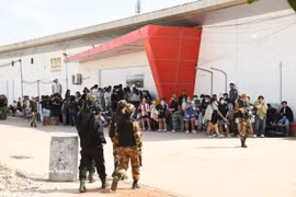老挝警方成功捣毁大型网络诈骗窝点 抓获589名嫌疑人。图自越通社