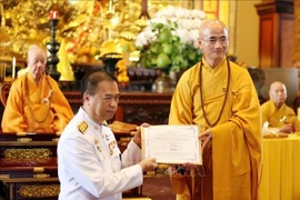 皇家卡提那袈裟供奉仪式现场。图自越通社