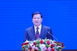 老挝人民革命党中央总书记、国家主席通伦·西苏里在纪念大会上发表讲话。图自越通社