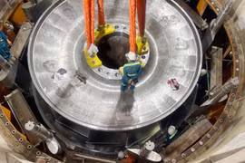 和平水电站扩建项目1号机组转子成功吊装。图自越通社