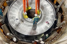 和平水电站扩建项目1号机组转子成功吊装。图自越通社