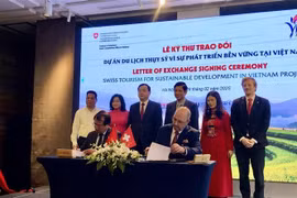 瑞士驻越大使托马斯·加斯（Thomas Gass）和越南国家旅游局副局长何文超签署并交换信函。图自越通社