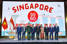 阮志勇副总理同与会代表合影。图自越通社