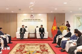 平阳省人民委员会主席武文明会见了来访的韩国全球创新研究协会主席、韩国前国会议长金振杓一行。图自越通社
