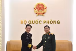 越南国防部副部长阮新疆大将与日本海上幕僚长斋藤聪上将。图自越通社