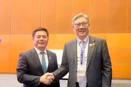 越南工贸部长阮鸿延与中国商务部部长王文涛。图自越通社