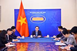 越南外交部长黎怀忠同菲律宾外交部长拉扎罗通电话。图自越通社