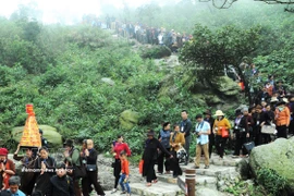 游客涌向北宁省西安子信仰生态旅游区。图自越通社