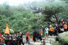 游客涌向北宁省西安子信仰生态旅游区。图自越通社
