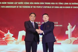 胡志明市人民委员会副主席阮禄河与中国新任驻胡志明市总领事唐立。图自大团结报