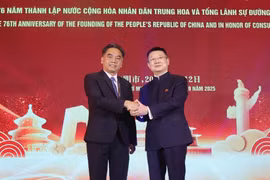 胡志明市人民委员会副主席阮禄河与中国新任驻胡志明市总领事唐立。图自大团结报