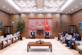 越南国会秘书长、国会办公厅主任黎光孟与约旦众议院秘书长阿瓦德•A•O•阿勒古韦里举行工作会议。图自人民代表报
