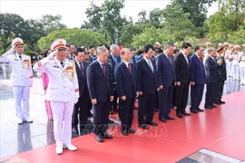 越南党和国家领导人敬香缅怀英烈。图自越通社