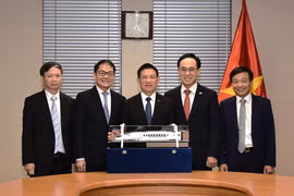 越南政府副总理胡德福会见长海集团股份公司董事长陈伯阳和韩国现代罗特姆公司席执行官李永培。图自越通社