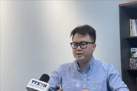 马来西亚槟城研究院研究员恩佐·沈鸿俊接受越通社记者采访。图自越通社
