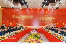 越南国防部长潘文江大将与中国国防部长董军上将举行会谈。图自越通社
