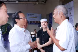 胡志明市市委书记阮文年慰问遇难者家属。图自越通社