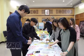 越南驻泰国大使馆5月24日举行两国文化艺术交流活动，庆祝越南与泰国建交50周年。图自越通社