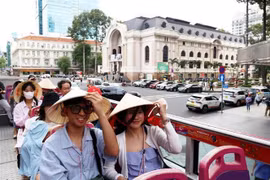 2025年上半年越南接待外国游客近1070万人次。图自越通社