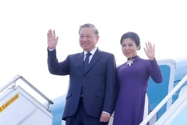 越共中央总书记苏林与夫人吴芳璃启程回国。图自越通社