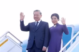 越共中央总书记苏林与夫人吴芳璃启程回国。图自越通社
