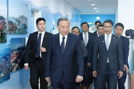 越共中央总书记苏林访问韩国釜山港。图自越通社